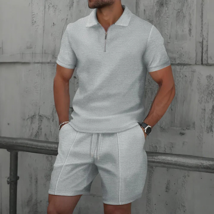 Heren zomer co-ord set van polo en shorts, toont de pasvorm en relaxte stijl. Perfect voor casual dagen.