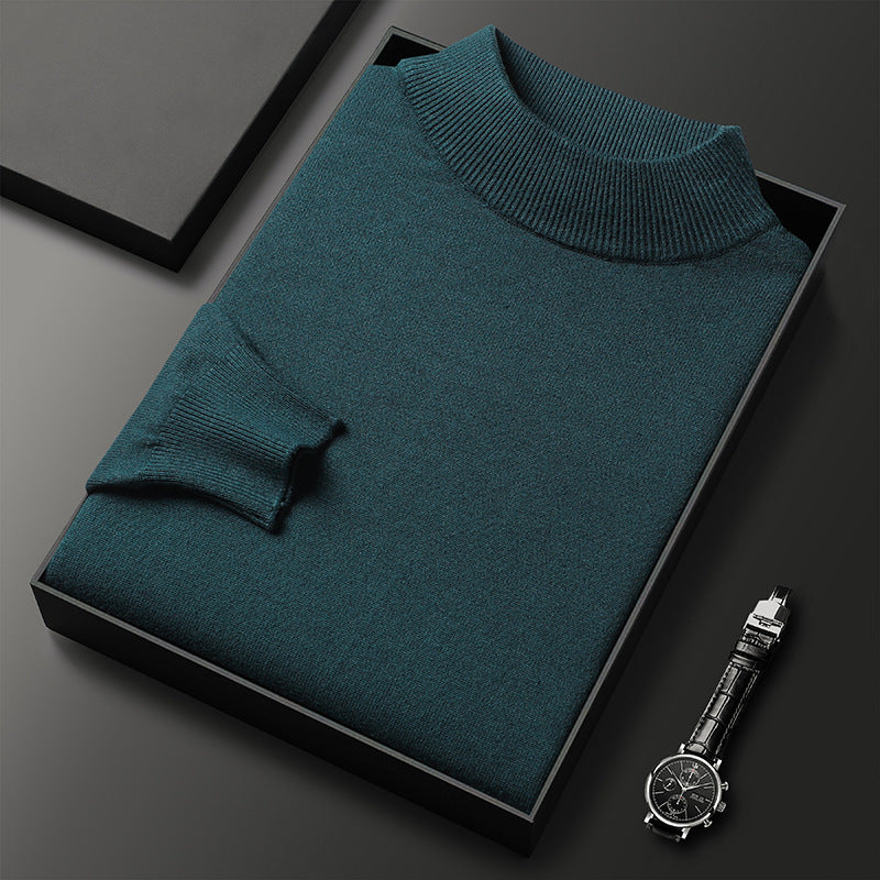 Herenmodel draagt slim fit coltrui met halfhoge hals, warme en veelzijdige winterlook.