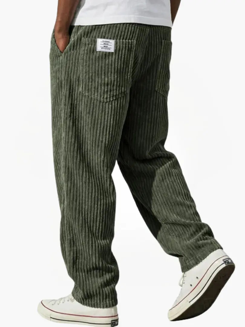 Zij-aanzicht van de loose fit heren corduroy broek, ideaal voor een relaxte look.