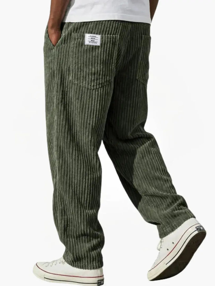 Zij-aanzicht van de loose fit heren corduroy broek, ideaal voor een relaxte look.