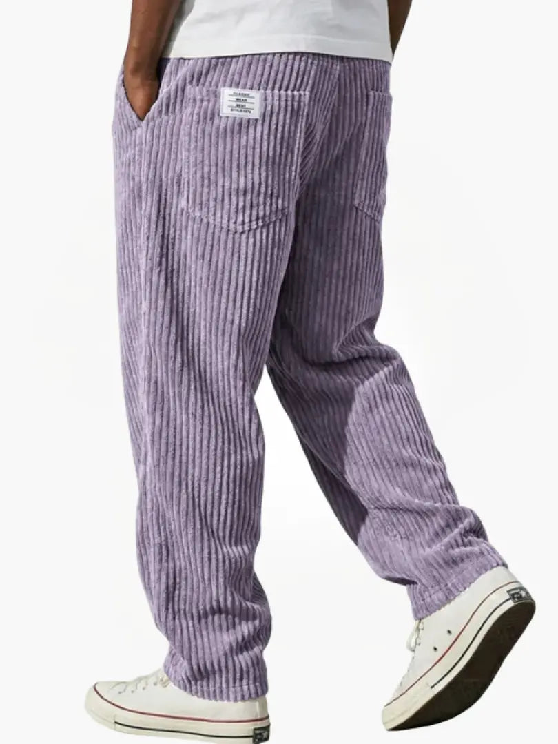 Opgevouwen heren corduroy broek, benadrukt de zachte stof en casual stijl.
