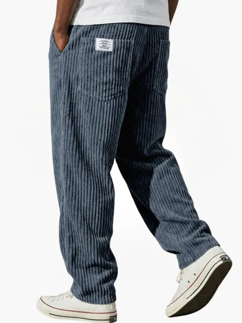 Casual heren pantalon van zacht corduroy stof, met ruime pasvorm en verstelbare taille.