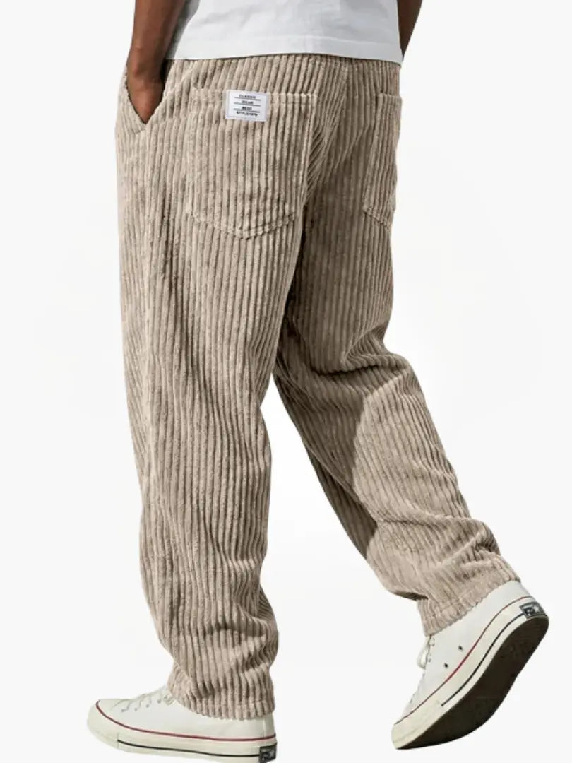 Detailopname van de corduroy textuur van de herenbroek met elastische tailleband.