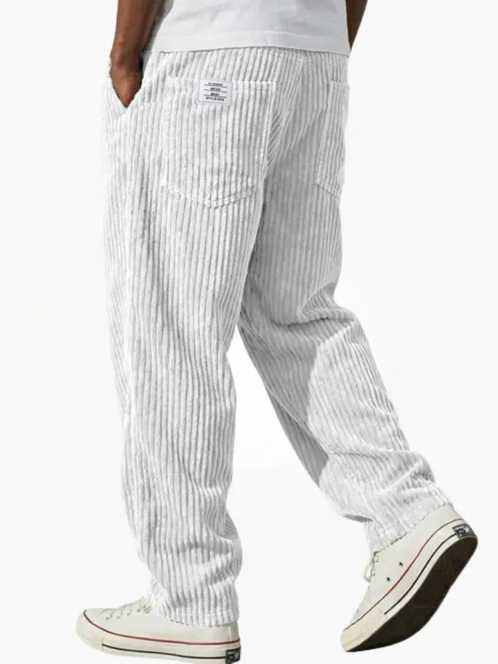 Heren corduroy broek, loose fit, model draagt de casual en comfortabele pantalon.