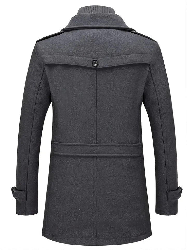 Model draagt een elegante herenjas, perfect voor zowel casual als formele gelegenheden.