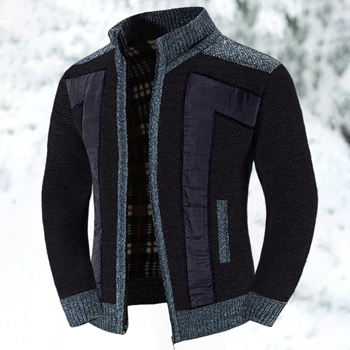 Man draagt modieus heren gebreid ritsvest met patchwork, perfect voor lagen en een trendy look.