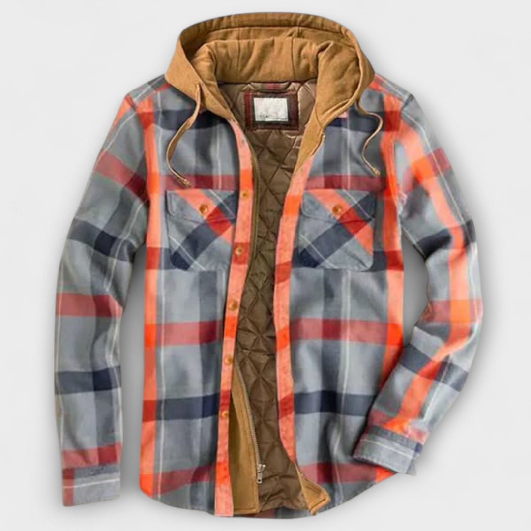 Man draagt stijlvolle geruite houthakkersjas met capuchon, ontspannen pose. Perfecte herfst/winter mannenmode.