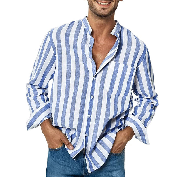 Man draagt blauw wit gestreept casual herenoverhemd met lange mouwen