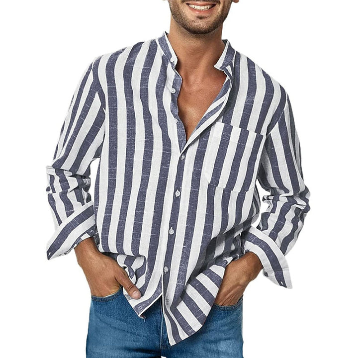 Man draagt navy gestreept herenoverhemd met borstzak en lange mouwen
