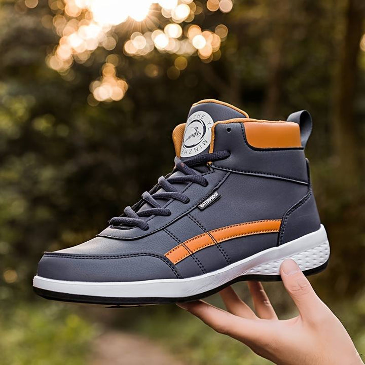 "Heren hoge top sneakers zijaanzicht, antislip PU buitenkant, comfortabele EVA binnenzool, geometrisch motief."