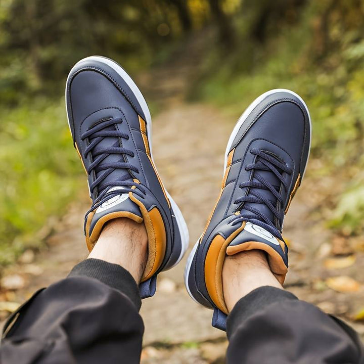 "Heren hoge top sneakers zijaanzicht, antislip PU buitenkant, comfortabele EVA binnenzool, geometrisch motief."