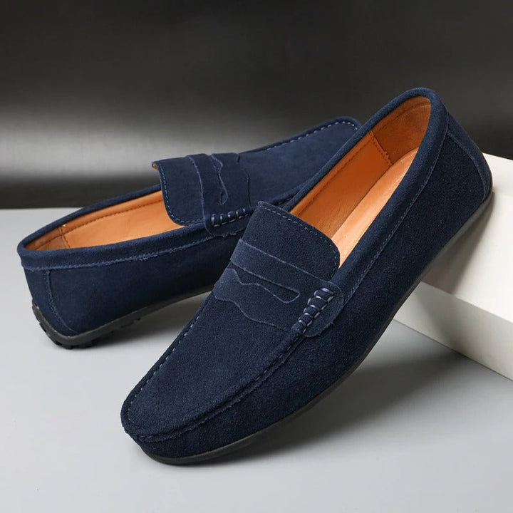 Heren instappers: comfortabele marineblauwe loafers met verfijnde afwerking voor een elegante stijl.