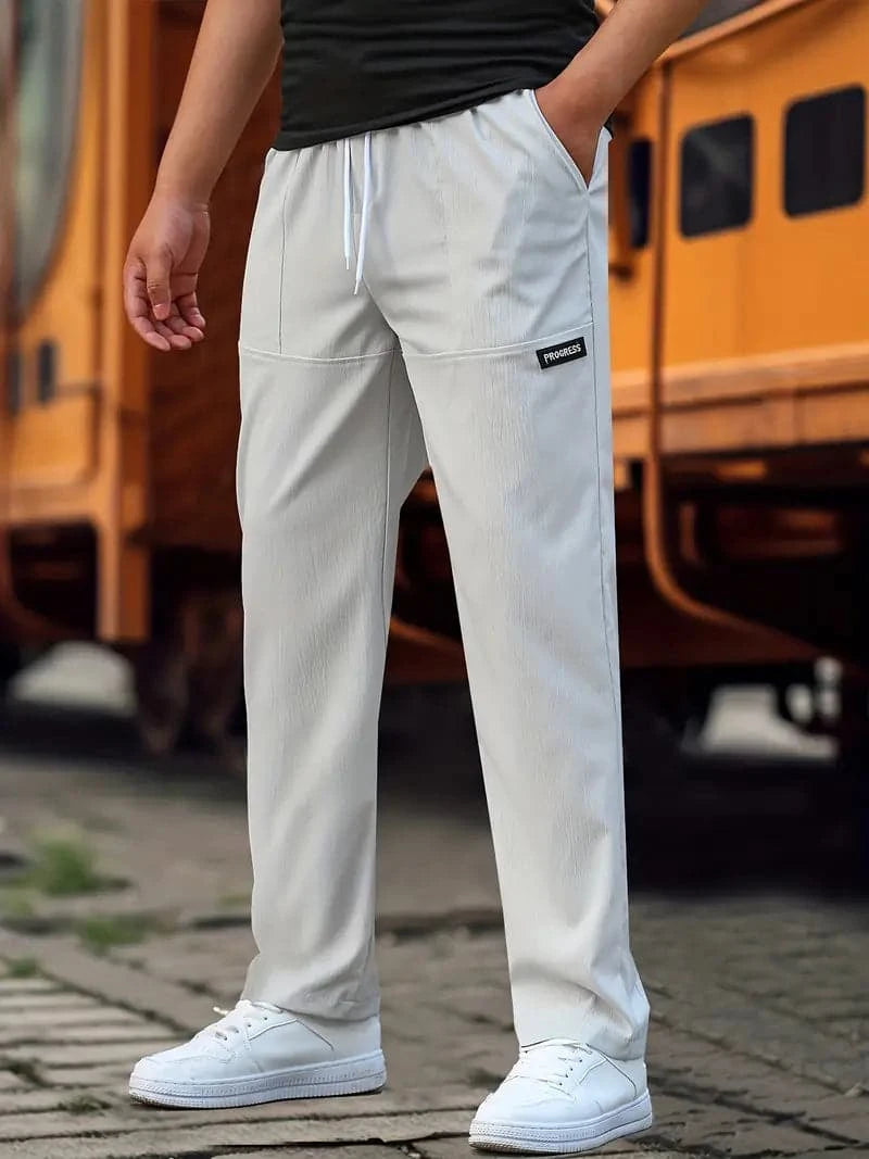 Zwarte heren joggingbroek van zacht materiaal met trekkoord voor ultiem comfort en een sportieve look.