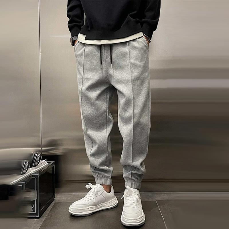 Heren joggingbroek met comfortabele pasvorm, ideaal voor sport of vrije tijd. Praktische achterzakken.