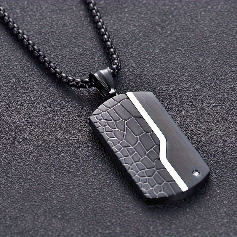 "Heren ketting met zwarte vintage hanger van roestvrij staal, stijlvol gebarsten design, stoere en duurzame uitstraling."