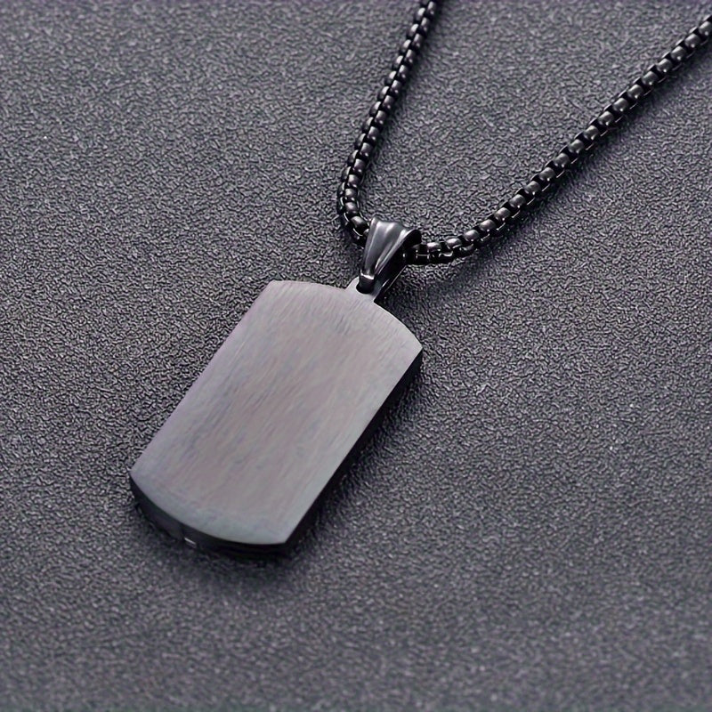 "Heren ketting met zwarte vintage hanger van roestvrij staal, stijlvol gebarsten design, stoere en duurzame uitstraling."