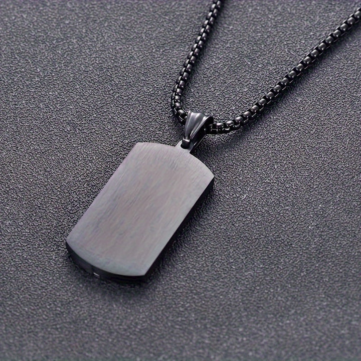 "Heren ketting met zwarte vintage hanger van roestvrij staal, stijlvol gebarsten design, stoere en duurzame uitstraling."