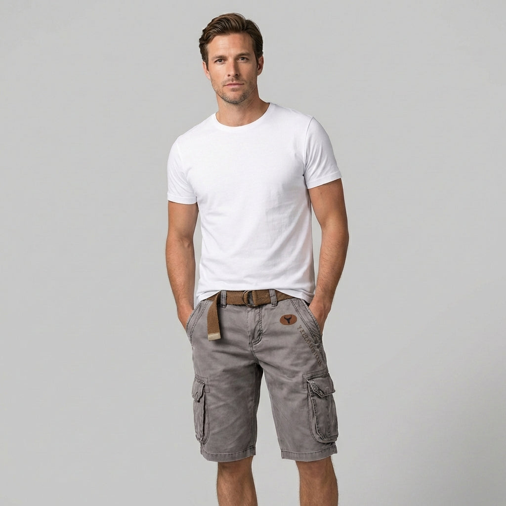 Veelzijdige heren korte cargo broek. Stijlvol voor casual outfits, praktisch voor outdoor activiteiten.