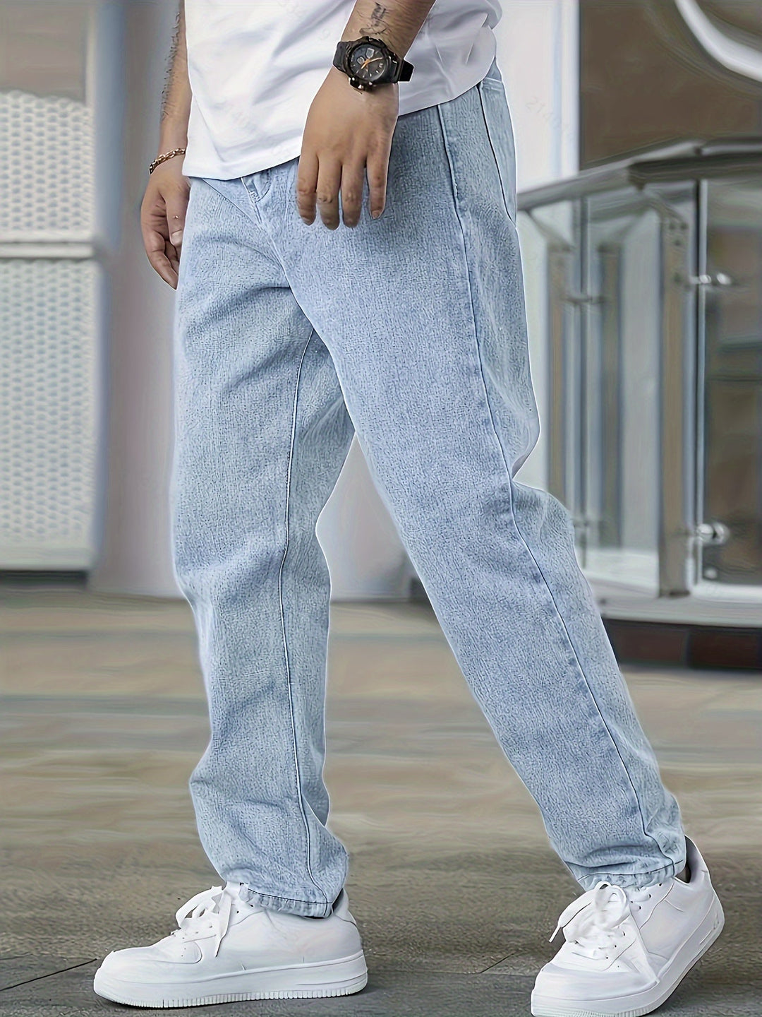 Heren lange jeans met rechte pijpen en trendy lichte wassing, perfect voor een casual, moderne look.