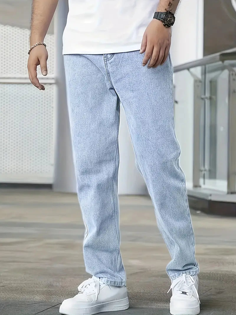Lichtblauwe heren jeans met rechte pijpen, comfortabel en ideaal voor een relaxte casual stijl.