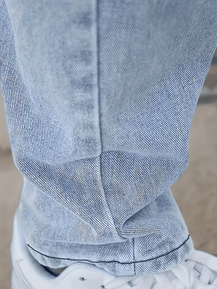 Moderne heren jeans met rechte pijpen en lichte wassing; een tijdloze keuze voor elke dag.