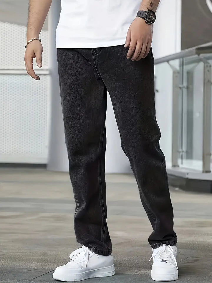 Duurzame heren jeans met rechte pijpen en lichte wassing, ontworpen voor langdurig draagplezier.