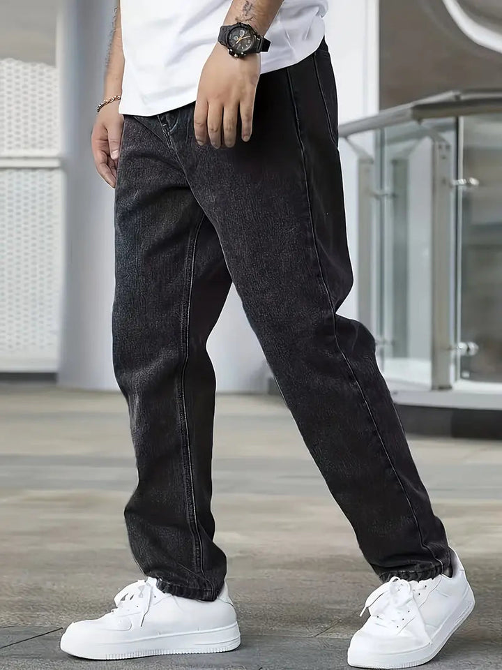 Heren jeans met lichte wassing en rechte pijpen, voor een ontspannen maar modieuze uitstraling.