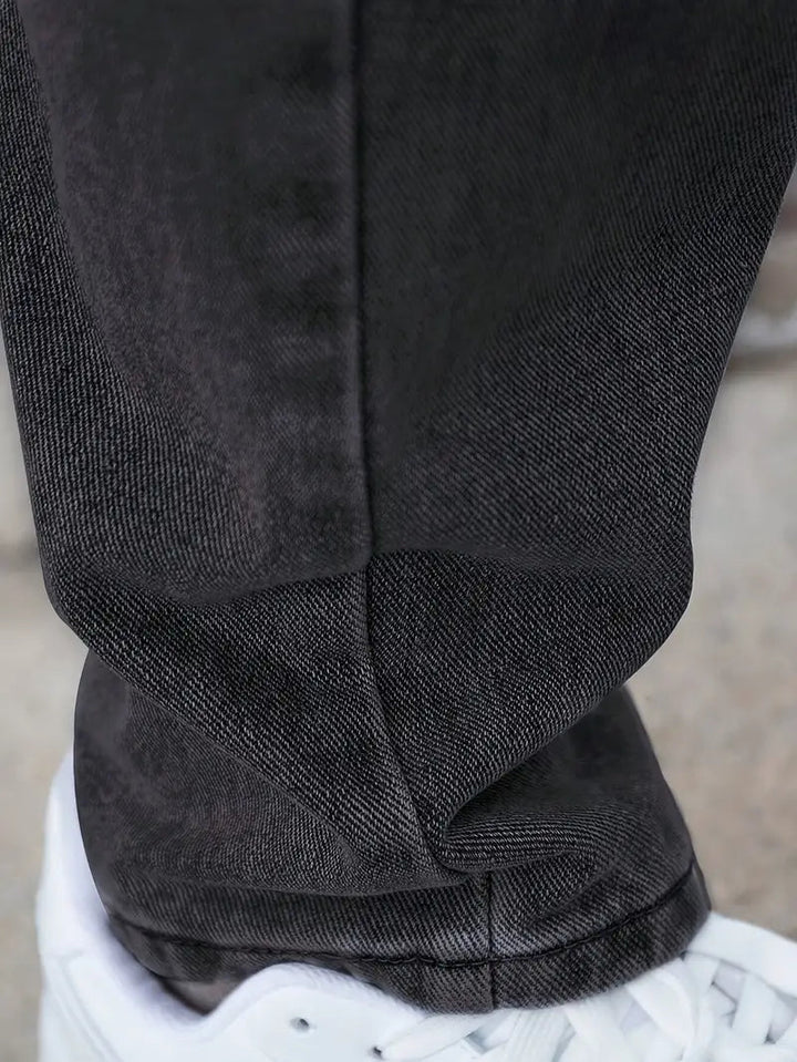 Essentiële heren jeans uit de nieuwste mannen mode, met rechte pijpen en een frisse lichte wassing.