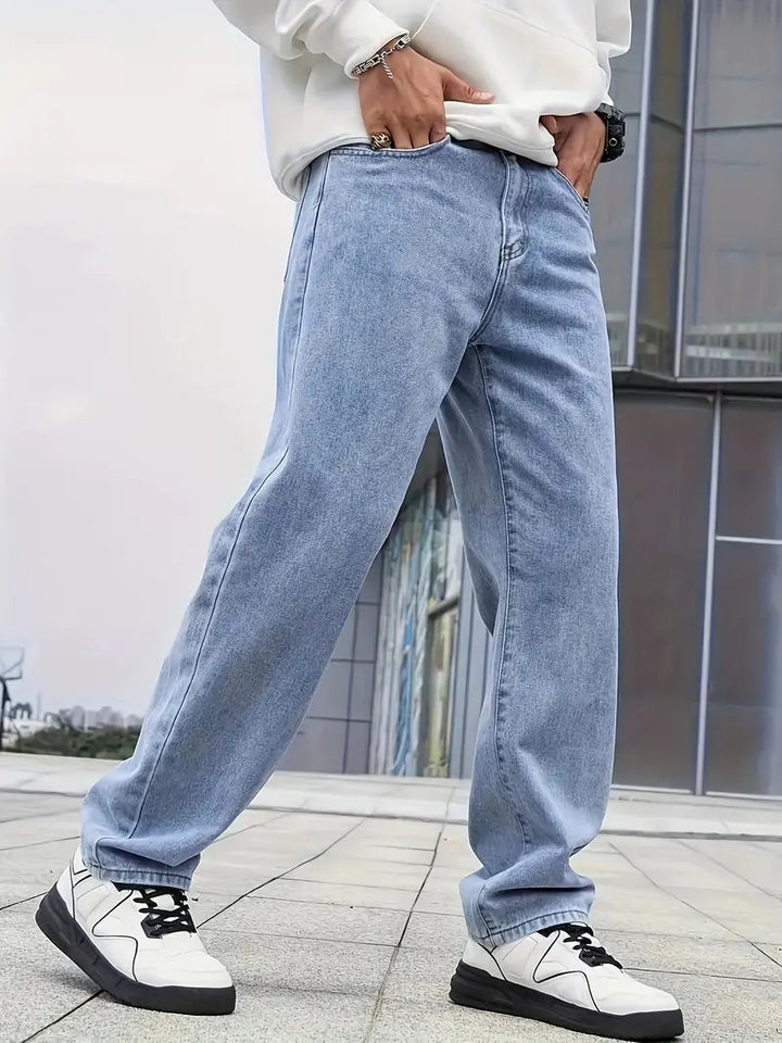 Zeer comfortabele heren jeans met rechte pijpen en lichte wassing, ideaal voor alledaags gebruik.