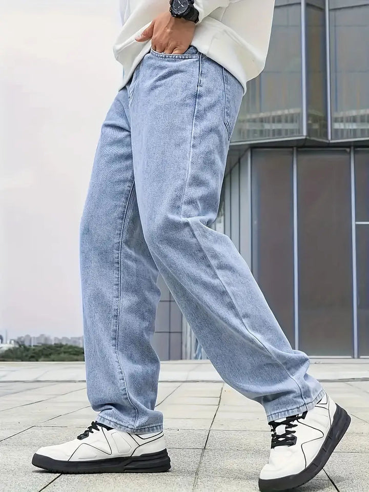 Gedetailleerde weergave van heren lange jeans met rechte pijpen en aantrekkelijke lichte wassing.