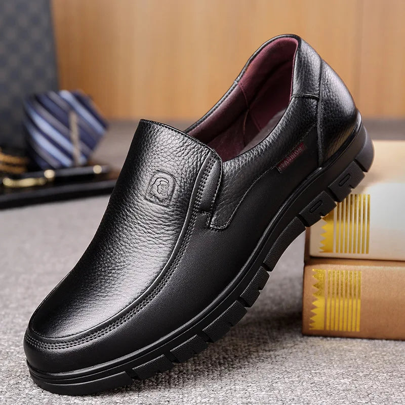 "Heren leren loafers, stijlvol en comfortabel, met plat platform en ademend ontwerp. Perfect voor dagelijks gebruik."