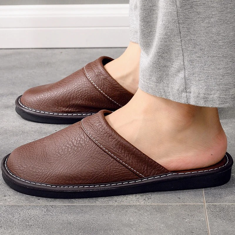 Heren leren pantoffels van hoogwaardig leder met zachte voering en duurzame zool, stijlvol ergonomisch ontwerp voor comfort.