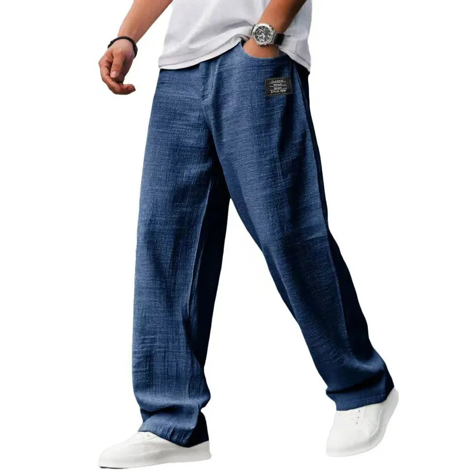 Herenmode: rechte broek, lichtgewicht en ademend. Een comfortabele keuze voor de moderne man.