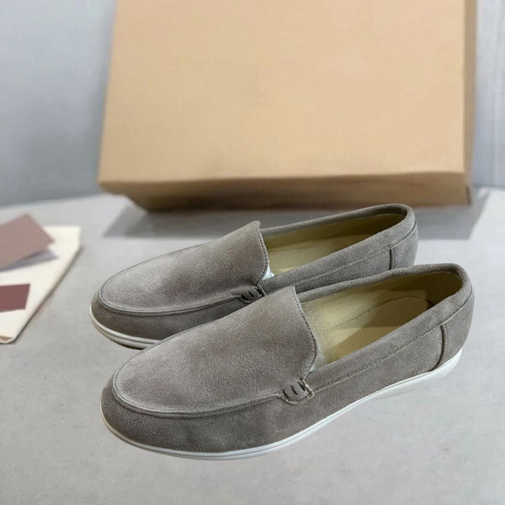 Zijaanzicht van bruine heren loafers, klassieke vormgeving. Comfortabele Old Money stijl instappers voor elke gelegenheid.