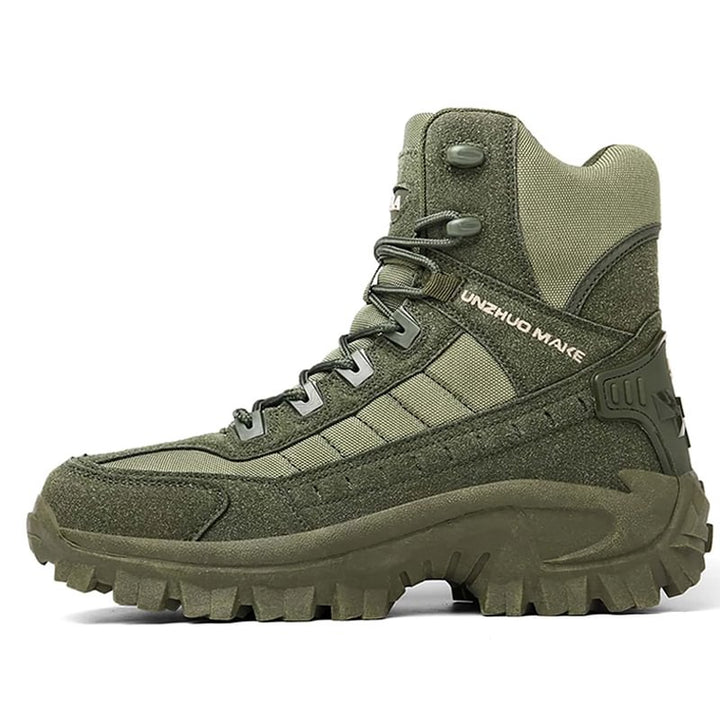 Stevige waterdichte wandelschoenen op een rotsachtig pad, focus op stabiliteit.