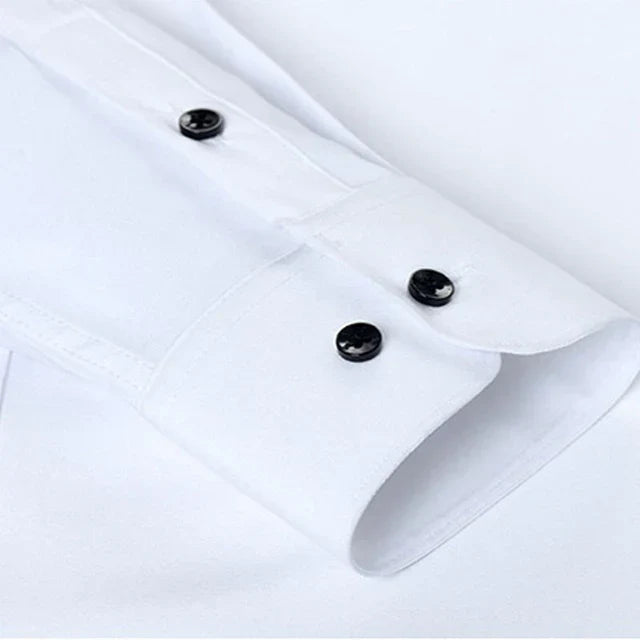 Man draagt een slim fit heren overhemd, toont de pasvorm en het comfort van de stretch stof.