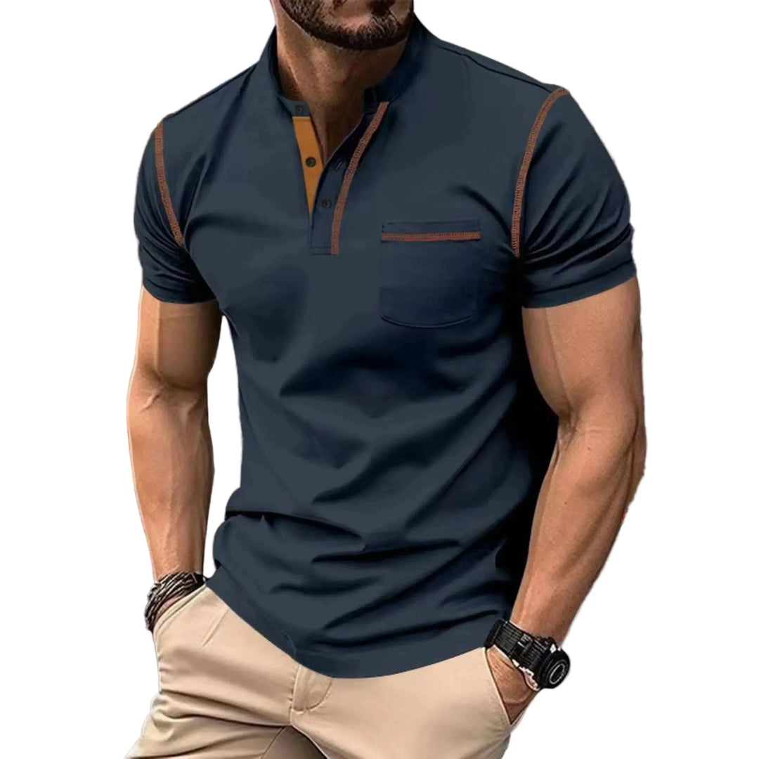 Stijlvolle donkerblauwe heren polo met opstaande kraag en contrastbies gedragen door een man.