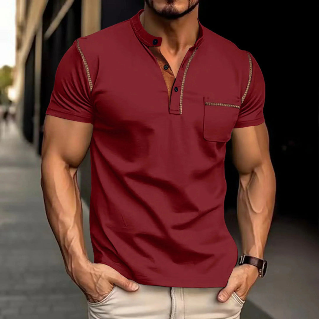Rode heren polo met contrastdetails en borstzak voor een casual look.