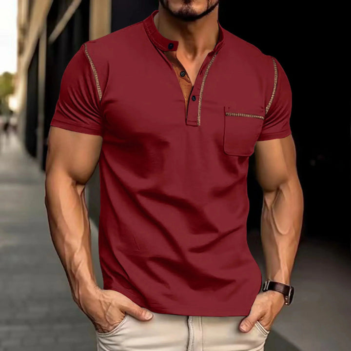 Rode heren polo met contrastdetails en borstzak voor een casual look.