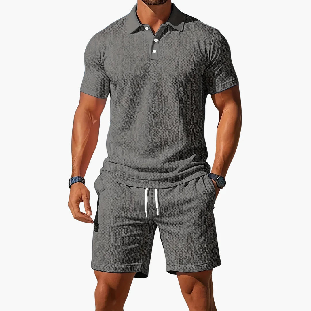 Ademend heren polo shirt uit de 2-delige set. Comfortabel en stijlvol voor zomerse casual gelegenheden.