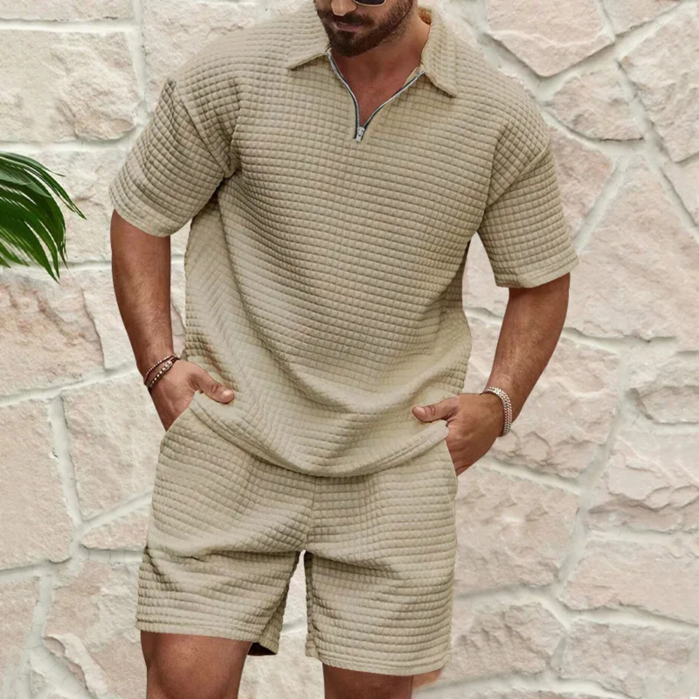 Man draagt een khaki heren polo shirt en shorts set met korte mouw en ritskraag