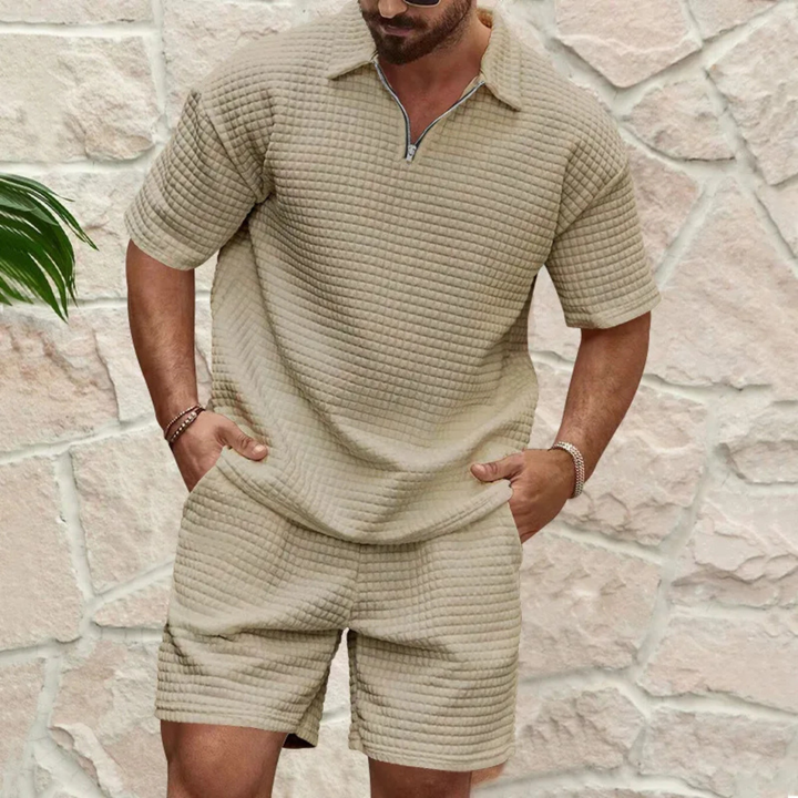 Man draagt een khaki heren polo shirt en shorts set met korte mouw en ritskraag