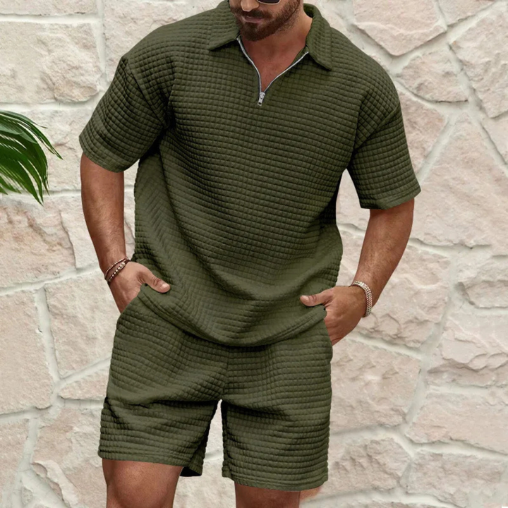 Man draagt een legergroene heren polo shirt en shorts set met textuur