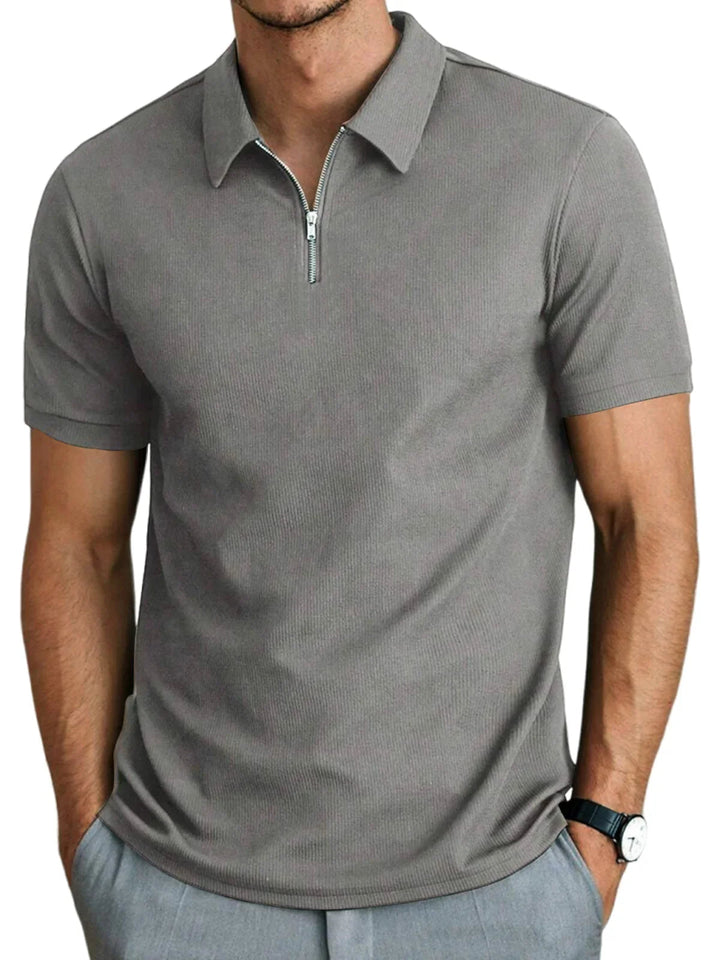 Casual heren polo met korte mouwen en rits, perfect voor zomerse dagen. Comfortabel en modieus, een basic in mannen mode.