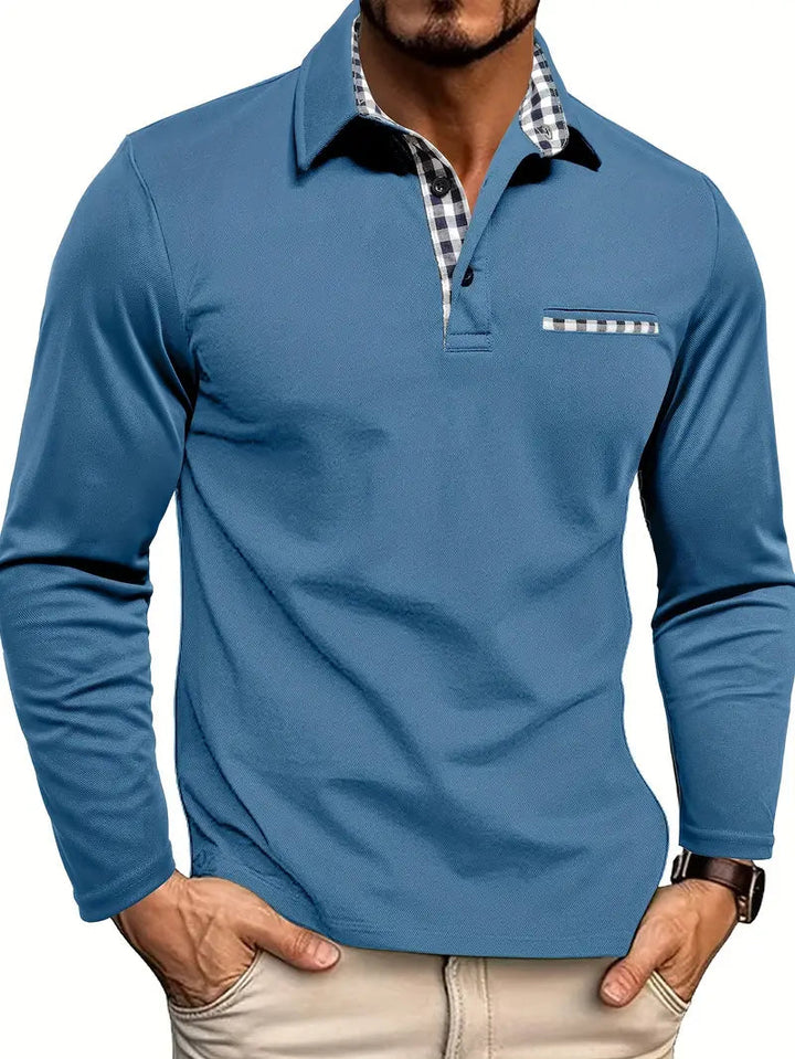 Man draagt een tijdloos heren poloshirt met lange mouwen en borstzak, perfect voor elke gelegenheid.