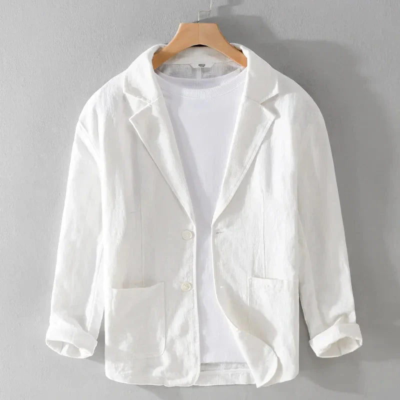 Moderne heren blazer met knoopsluiting en revers, een essentieel kledingstuk voor elke herenmodecollectie.