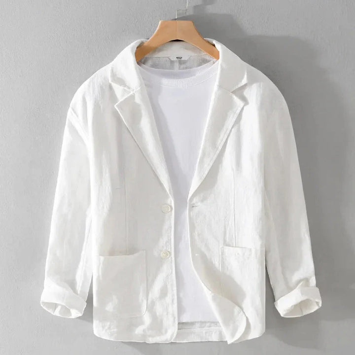 Moderne heren blazer met knoopsluiting en revers, een essentieel kledingstuk voor elke herenmodecollectie.