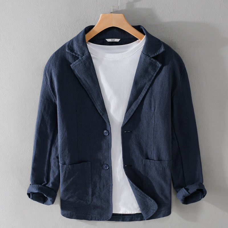 Klassieke herenblazer met tijdloze reverskraag en praktische knoopsluiting, perfecte pasvorm.