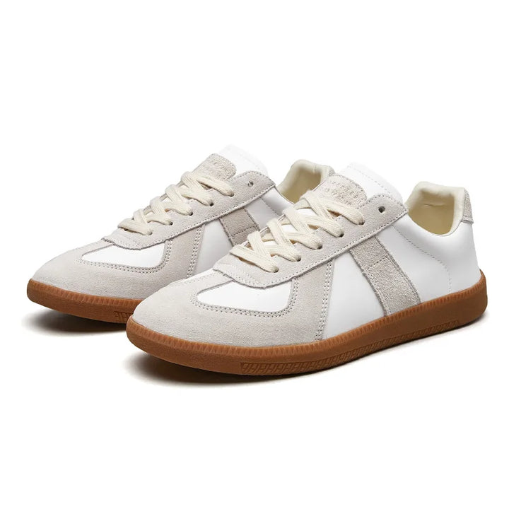 Bruine, witte en grijze heren retro sneakers met opvallende dikke zool; stijlvolle casual schoenen.