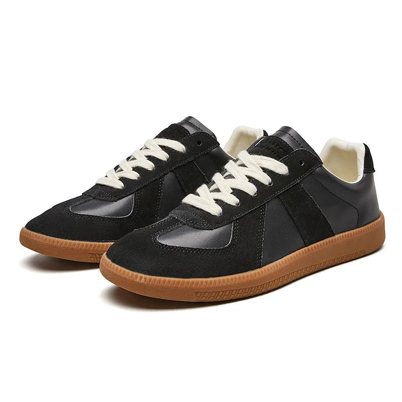 Stijlvolle heren vrijetijdssneakers met retro esthetiek en een trendy dikke zool; casual comfort.